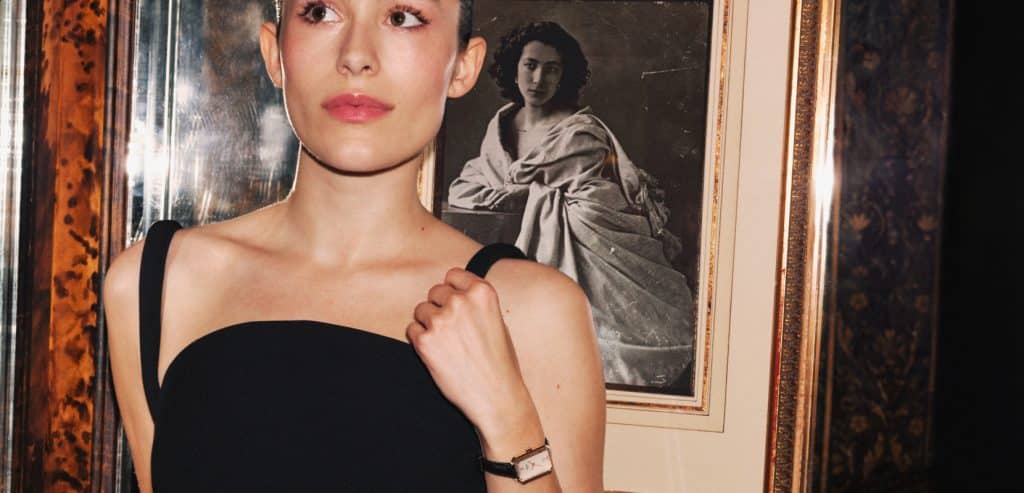 Dame sort i coctailkjole som bærer en Tissot SRV klokke